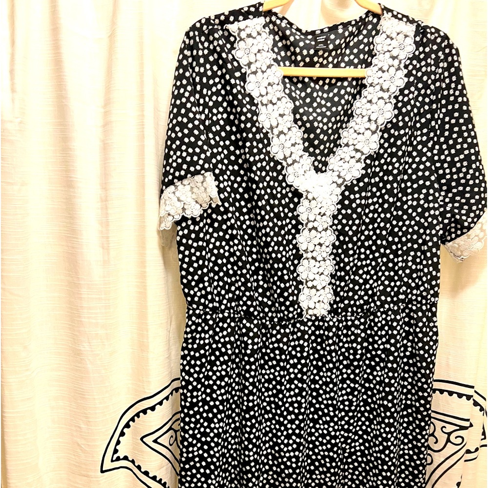 Cute maxi vintage looking dress with lace details!